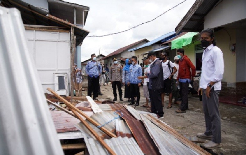 title Pemkot Pontianak Bantu Perbaikan 30 Rumah Warga Terdampak Puting Beliung Pemkot Pontianak Bantu Perbaikan 30 Rumah Warga Terdampak Puting Beliung