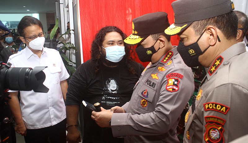 Momen Jurnalis Berikan Kapolri Buku Investigasi Kasus Pemerkosaan Gadis Kalbar - Bagian 2