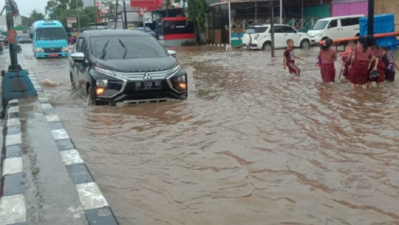 Jalan Poros Makassar-Maros Banjir, Kendaraan Tak Berani Lewat Pinggir Takut Tercebur Got