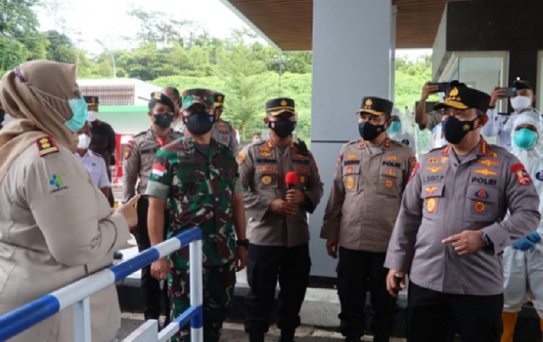 Antisipasi Omicron, Kapolri Cek Prokes dan Karantina di PLBN Entikong