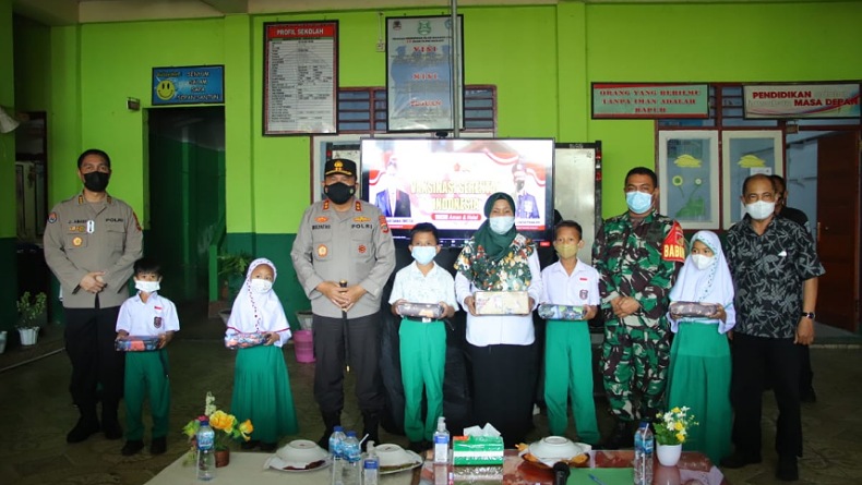 Kapolda Sulut Tinjau Vaksinasi Serentak di SD Islam Yapim Manado 