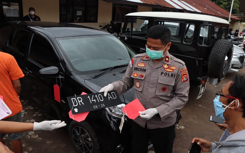 title Tergiur Untung Main Trading, Pria Ini Gadaikan Mobil Rental untuk Modal Tergiur Untung Main Trading, Pria Ini Gadaikan Mobil Rental untuk Modal