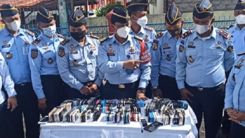 Razia Tahanan di Maluku Utara, Ratusan HP Dimusnahkan