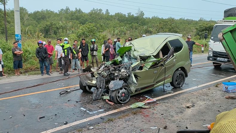 Tabrakan Maut Minibus VS Truk di Ruas Jalan Kurau, 2 Orang Tewas Terjepit 