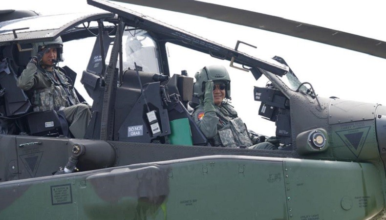 KSAD Dudung Jajal Helikopter Tempur Apache : Alutsista yang Kita Miliki Super Canggih
