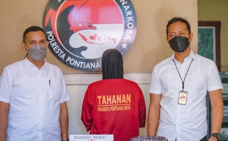 Perempuan Pengedar Narkoba di Pontianak Ditangkap Bawa Sabu Senilai Rp42 Juta