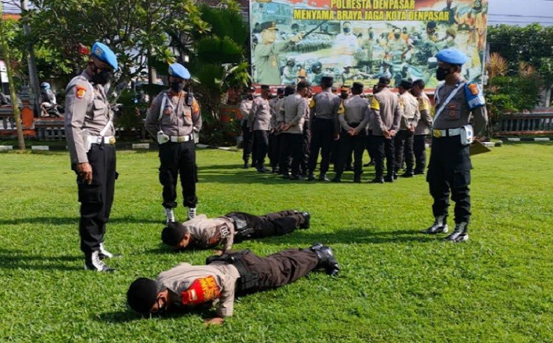 Polisi di Denpasar Dihukum Push Up saat Apel Pagi, Alasannya Bikin Ngakak