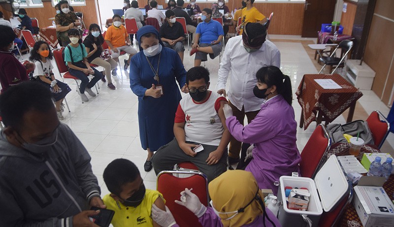 Antusiasme Siswa SD Semarang Ikuti Vaksinasi Dosis Kedua Jelang PTM 100 Persen - Bagian 1