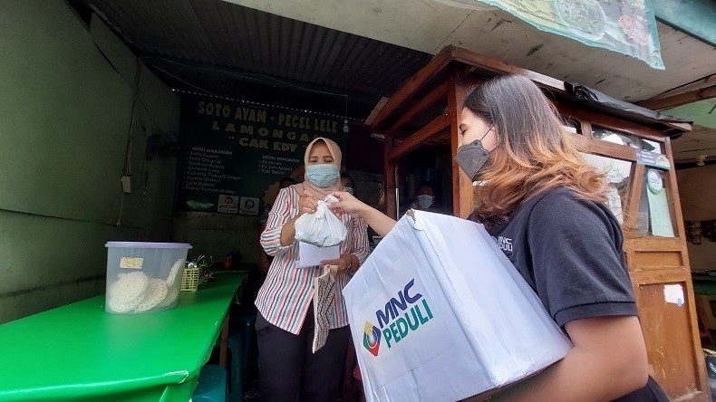 Waspada Omicron di DKI Jakarta, MNC Peduli Bagikan Masker dan Vitamin di Kebon Jeruk