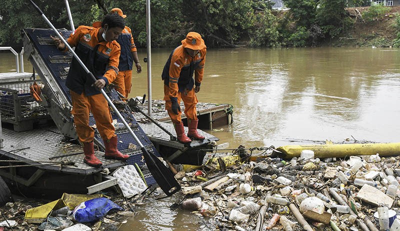 3 Kapal Bantuan dari Jerman Dikerahkan Angkut Sampah di Kali Bekasi - Bagian 3