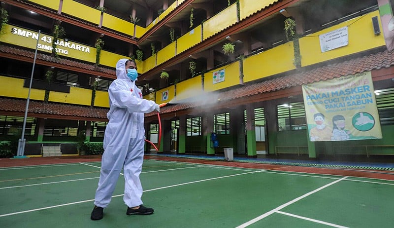 Rutinitas Penyemprotan Disinfektan Antisipasi Penyebaran Covid-19 di Sekolah  - Bagian 3
