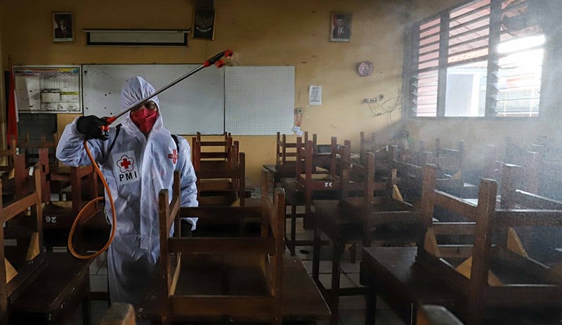 Rutinitas Penyemprotan Disinfektan Antisipasi Penyebaran Covid-19 di Sekolah  - Bagian 1