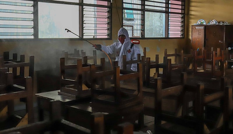Rutinitas Penyemprotan Disinfektan Antisipasi Penyebaran Covid-19 di Sekolah  - Bagian 2