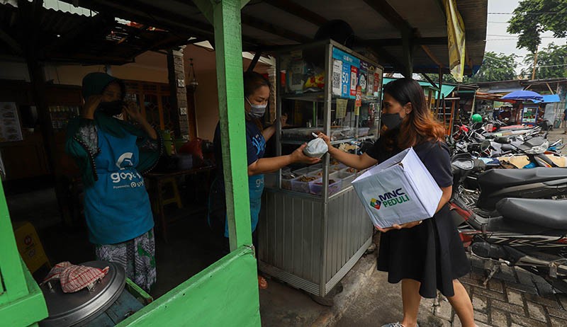 Waspada Omicron, MNC Peduli Bagikan Paket Kesehatan di Kawasan Kebon Jeruk - Bagian 4