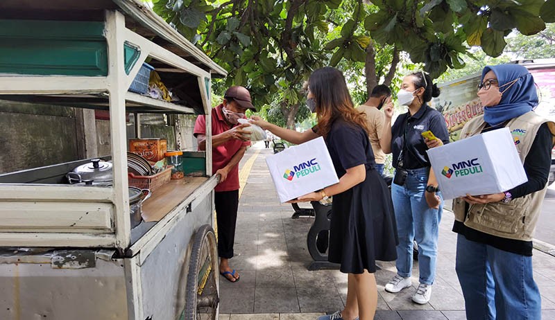Waspada Omicron, MNC Peduli Bagikan Paket Kesehatan di Kawasan Kebon Jeruk - Bagian 3