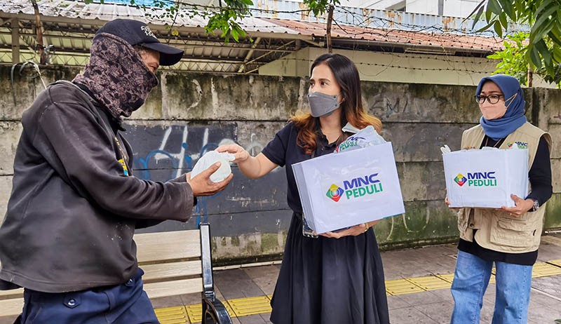 Waspada Omicron, MNC Peduli Bagikan Paket Kesehatan di Kawasan Kebon Jeruk - Bagian 2