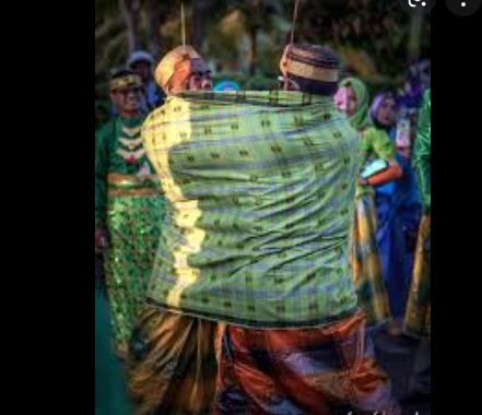 Tradisi Bugis Baku Tikam dalam Sarung Duel Maut demi Harga Diri