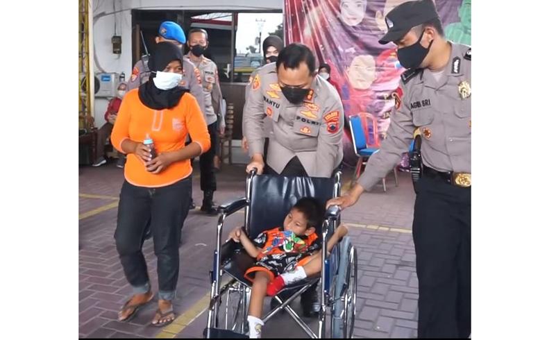  Mengharukan, Kapolres Hadiahi Kursi Roda untuk Anak Difabel Tak Lolos Screening Vaksinasi