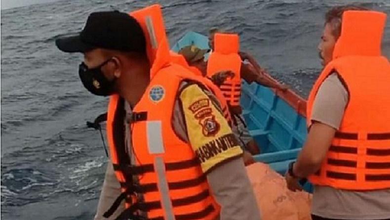 Dihantam Ombak, Kapal Bawa 15 Penumpang Tenggelam di Buru Selatan