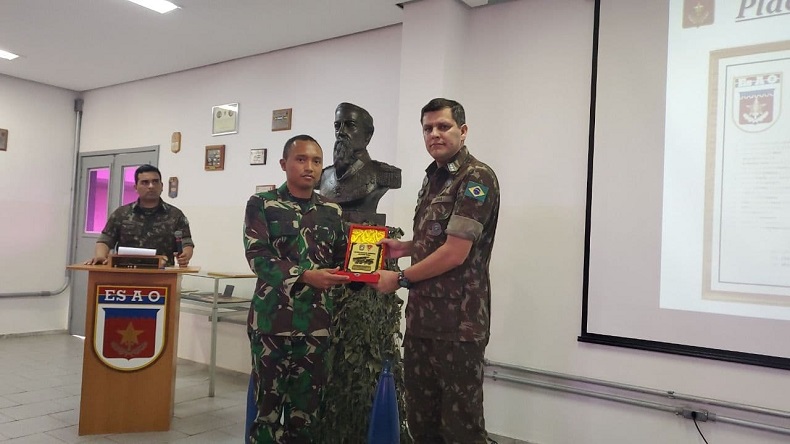 Keren, 1 Prajurit Kostrad TNI Berhasil Lulus Pendidikan Militer di Brasil Keren, 1 Prajurit Kostrad TNI Berhasil Lulus Pendidikan Militer di Brasil