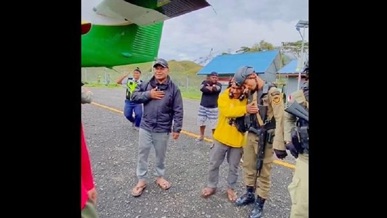 Haru, Peluk Perpisahan Prajurit Brimob dengan Sahabatnya Pemuda Puncak Jaya Papua