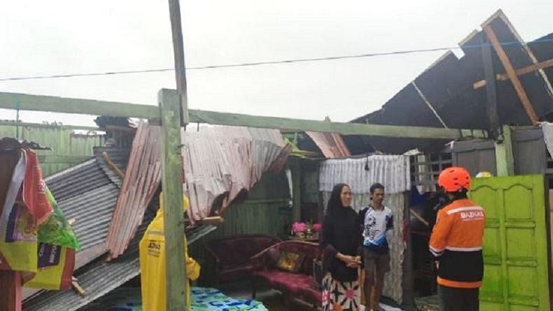 Angin Kencang Landa Makassar, 4 Rumah Warga Rusak Atap Beterbangan