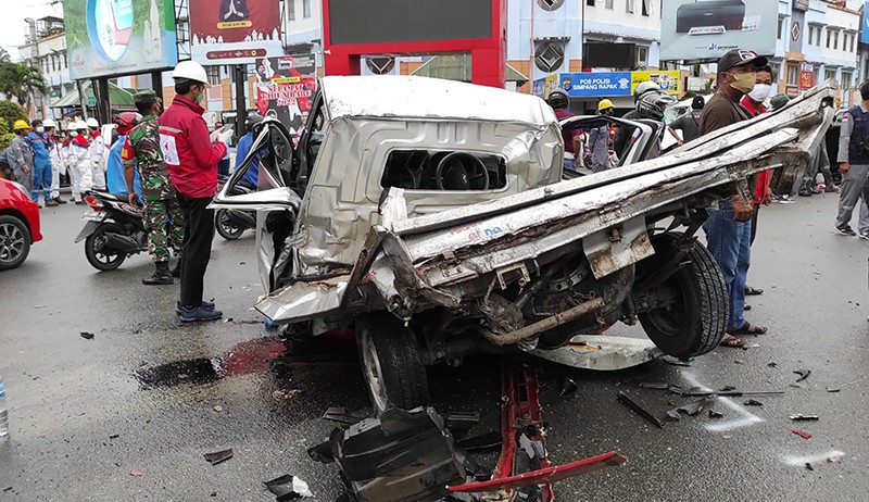 Penampakan Mobil-Mobil Ringsek Ditabrak Truk Tronton di Balikpapan - Bagian 2