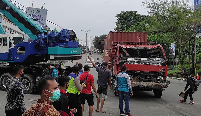 Tabrak Pohon Kedondong, Truk Pengantar Paket di Aceh Terjungkal