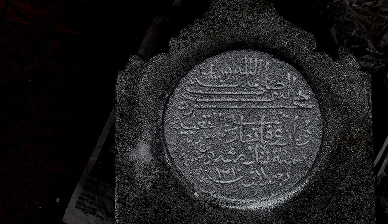 Berusia Lebih Tua, 2 Batu Nisa Kuno Kembali Ditemukan di Tumpukan Tanah - Bagian 2