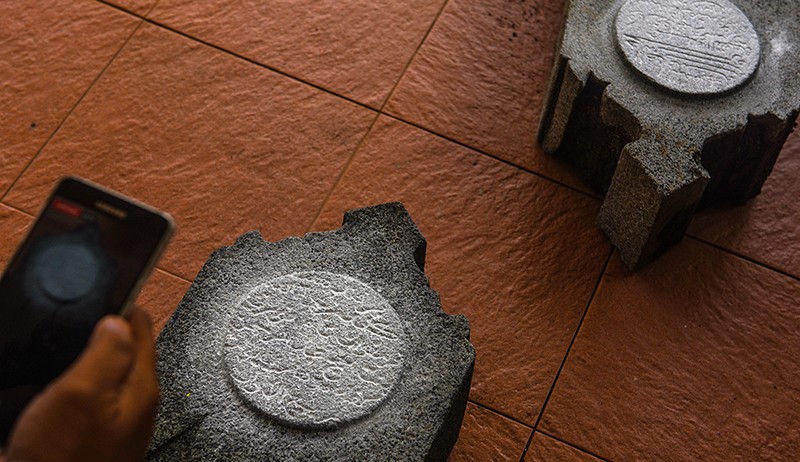 Berusia Lebih Tua, 2 Batu Nisa Kuno Kembali Ditemukan di Tumpukan Tanah - Bagian 1