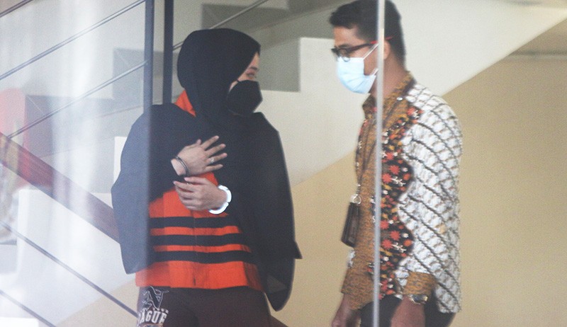 Duh, Tersangka Korupsi Ini Tutupi Rompi Tahanan KPK dengan Kerudung - Bagian 2