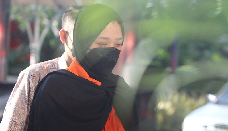 Duh, Tersangka Korupsi Ini Tutupi Rompi Tahanan KPK dengan Kerudung - Bagian 4