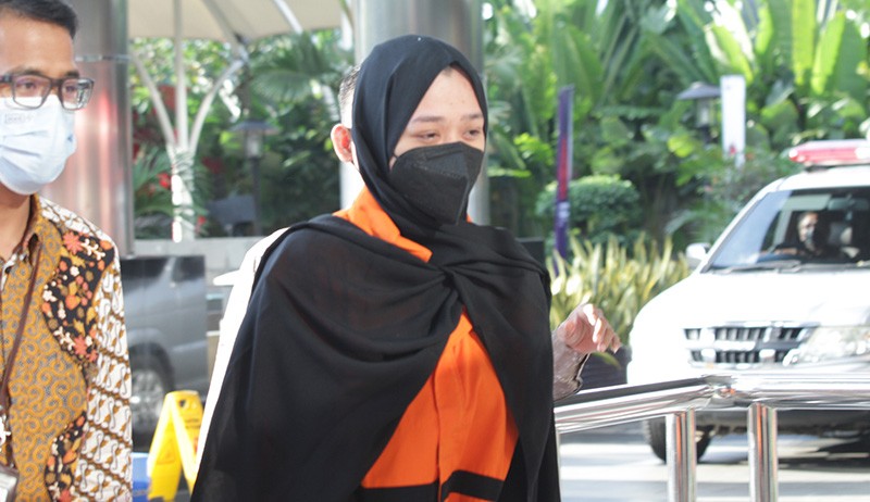 Duh, Tersangka Korupsi Ini Tutupi Rompi Tahanan KPK dengan Kerudung - Bagian 3