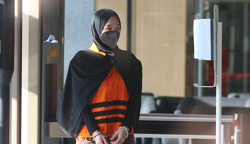 Duh, Tersangka Korupsi Ini Tutupi Rompi Tahanan KPK dengan Kerudung - Bagian 1