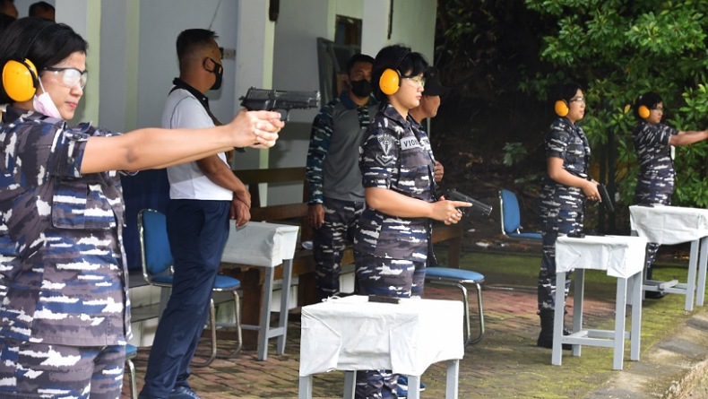 title Korps Wanita TNI Angkatan Laut Lantamal VIII Manado Asah Kemampuan Menembak, Ini Penampakannya Korps Wanita TNI Angkatan Laut Lantamal VIII Manado Asah Kemampuan Menembak, Ini Penampakannya