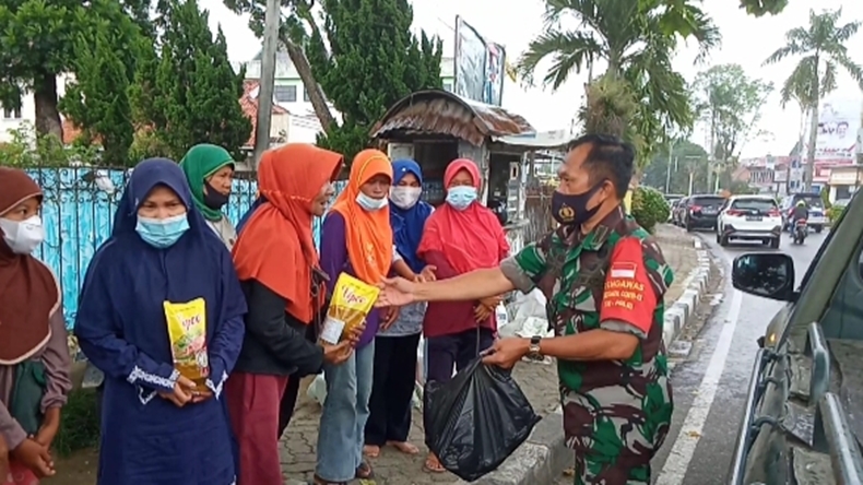Anggota TNI di Jambi Bagikan Minyak Goreng Gratis ke Emak-Emak