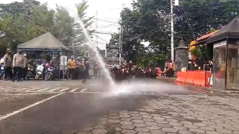 title Semprotan Water Cannon Warnai Tradisi Pembaretan Bintara Remaja Polres Kendal Semprotan Water Cannon Warnai Tradisi Pembaretan Bintara Remaja Polres Kendal