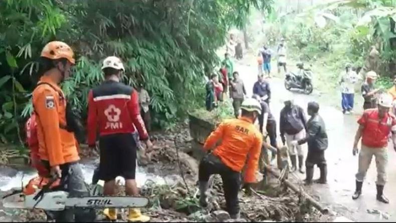 Pembersihan Longsor di Kayupuring Pekalongan, Akses Jalan Mulai Bisa Dilewati  