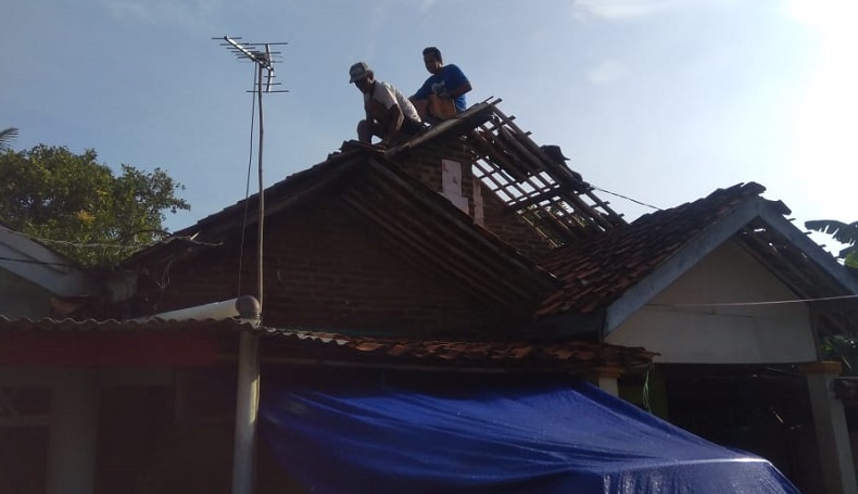 Puting Beliung Porak-porandakan 6 Kecamatan di Karawang, 100 Rumah Rusak