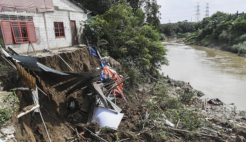 Rumah Pinggiran Kali Bekasi Amblas akibat Pergerakan Tanah - Bagian 2