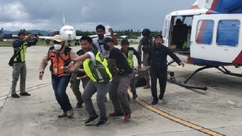 title Dibantu Yonif PR/431 Kostrad Pamtas RI-PNG, Evakuasi Bharada Resi Korban KKB Berlangsung Aman Dibantu Yonif PR/431 Kostrad Pamtas RI-PNG, Evakuasi Bharada Resi Korban KKB Berlangsung Aman