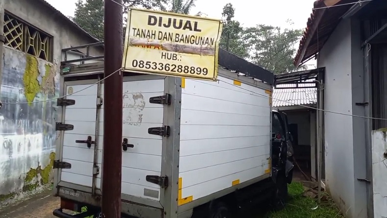 Sopir Lupa Pasang Rem Tangan, Mobil Boks Nyelonong Tabrak Rumah di Majalengka