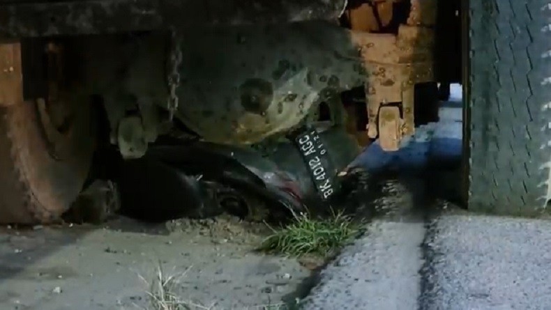 Kecelakaan di Jembatan Sungai Deli, Motor Ringsek Terjepit di Kolong Truk Tangki