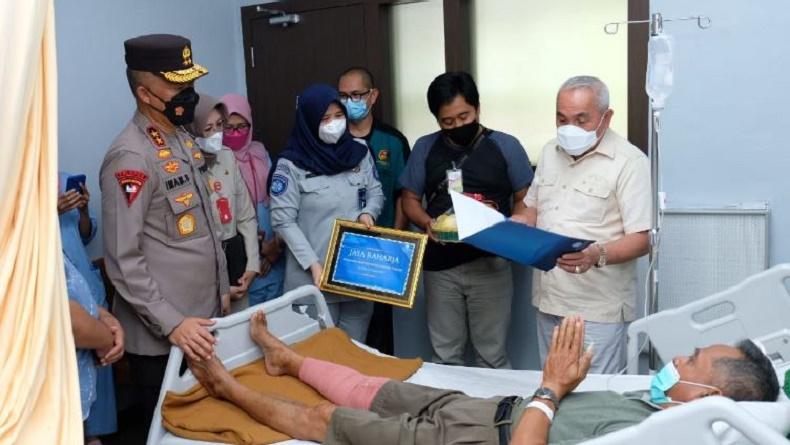 Gubernur dan Kapolda Kaltim Jenguk Korban Kecelakaan Beruntun di Simpang Muara Rapak