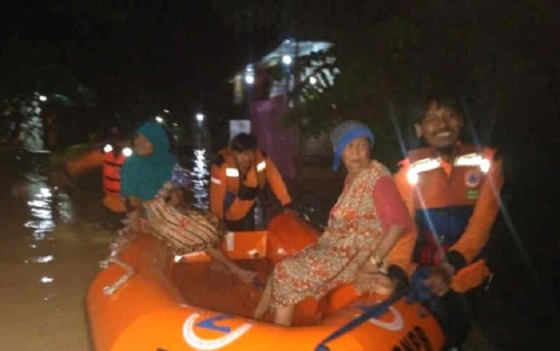 Sungai Ciberes Meluap, Ratusan Rumah di Cirebon Terendam Banjir 1 Meter