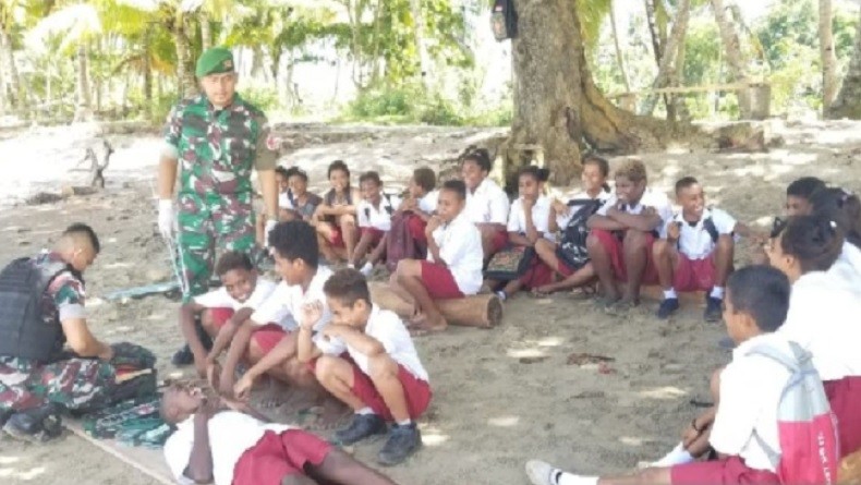 Prajurit TNI di Papua Ajarkan Anak-Anak soal Penanganan Gigitan Ular Berbisa 
