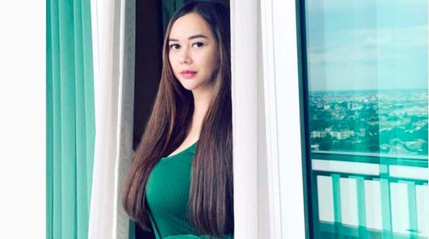  Potret Aura Kasih Tampil Menggoda Pakai Dress Ketat, Netizen: Makin Meresahkan