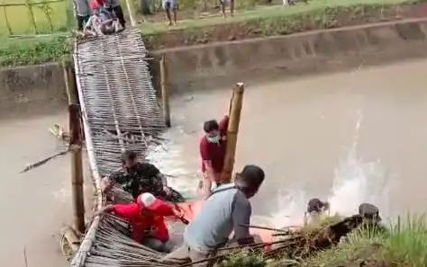 Jembatan Bambu di Cilacap Ambruk, Warga dan Polisi Terjun Bebas ke Sungai