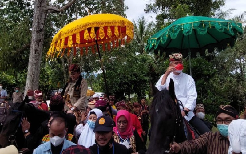 Ganjar Pranowo Disambut Prosesi dan Diberi Pin Emas saat Bertemu Tokoh Adat di Lampung