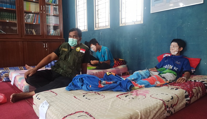 title Usai Santap Malam, 28 Santri dan 2 Ustaz Boarding School Sukabumi Diduga Keracunan Usai Santap Malam, 28 Santri dan 2 Ustaz Boarding School Sukabumi Diduga Keracunan